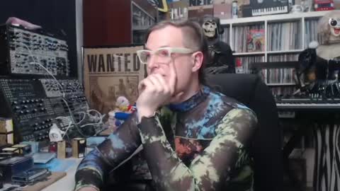 Snapshot of muziknerd chatting on June 21, 7:55 am Muziknerd online show from June 21, 7:55 am