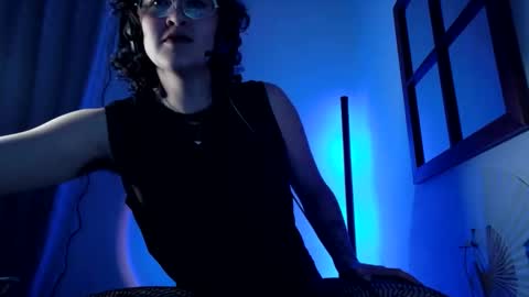 Snapshot of mx_anouk_divine chatting on December 23, 4:43 am Mx. Anouk Divine online show from December 23, 4:43 am