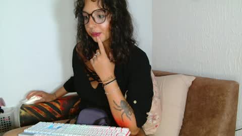 Snapshot of myamillor chatting on April 13, 10:04 pm myamillor online show from April 13, 10:04 pm