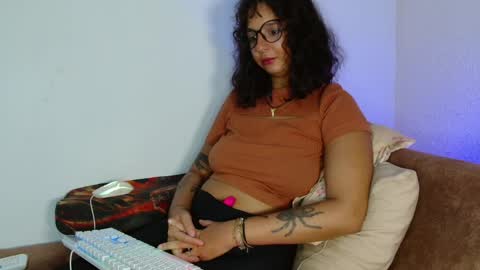 Snapshot of myamillor chatting on April 24, 10:23 pm myamillor online show from April 24, 10:23 pm