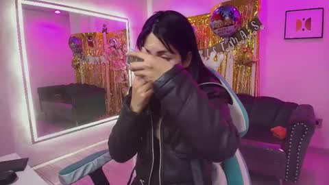 Snapshot of myla_evans chatting on December 17, 3:12 am myla_evans online show from December 17, 3:12 am