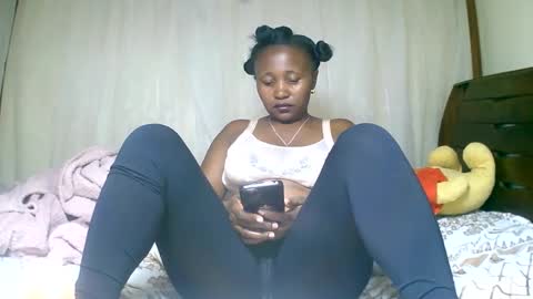 Snapshot of mylindasweet chatting on February 9, 3:32 am linda online show from February 9, 3:32 am