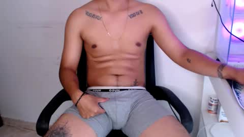 Snapshot of mysteryboy_thin16 chatting on October 11, 9:35 pm mysteryboy_thin16 online show from October 11, 9:35 pm