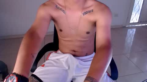 Snapshot of mysteryboy_thin16 chatting on April 26, 10:40 pm mysteryboy_thin16 online show from April 26, 10:40 pm