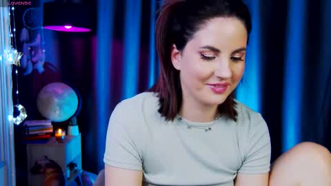 Snapshot of mystique_girl_ chatting on February 21, 6:42 pm Angeline online show from February 21, 6:42 pm