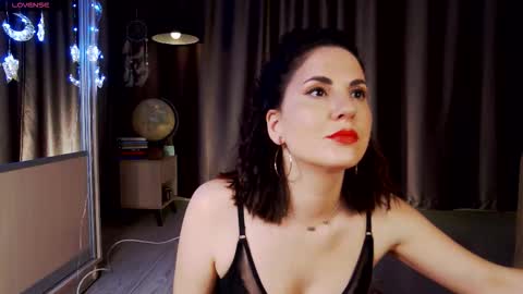 Snapshot of mystique_girl_ chatting on March 16, 7:51 pm Angeline online show from March 16, 7:51 pm