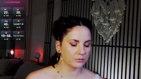 Snapshot of mystique_girl_ chatting on May 23, 8:24 pm Angeline online show from May 23, 8:24 pm