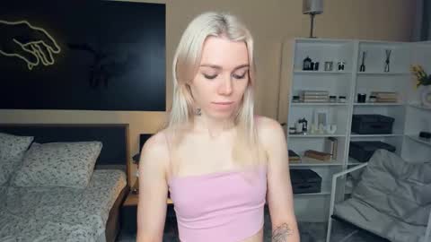 Snapshot of myviolet_rush chatting on September 24, 7:28 pm Olivia or just olive online show from September 24, 7:28 pm