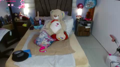 Snapshot of nadia_84 chatting on June 24, 7:35 pm nadia_84 online show from June 24, 7:35 pm