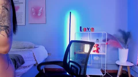 Snapshot of naeniademon_ chatting on March 7, 3:36 am Naenia online show from March 7, 3:36 am