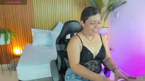 N A H I A online show from April 28, 2:33 pm