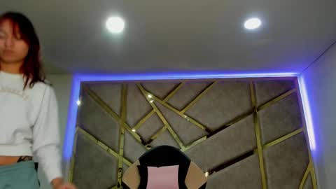 Snapshot of nahia_low chatting on February 20, 3:01 am  Valeria  online show from February 20, 3:01 am