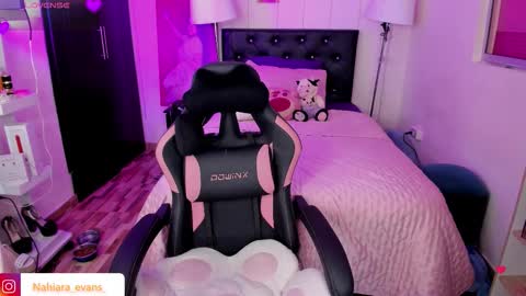 Snapshot of nahiara_evans_ chatting on October 21, 7:58 pm NAHIARA EVANS online show from October 21, 7:58 pm