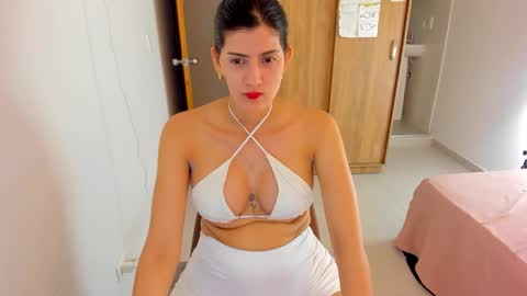 Snapshot of nahomi2021 chatting on February 7, 1:15 am independent model online show from February 7, 1:15 am