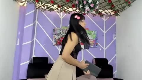 nahomi_hot2002 online show from June 12, 1:32 pm
