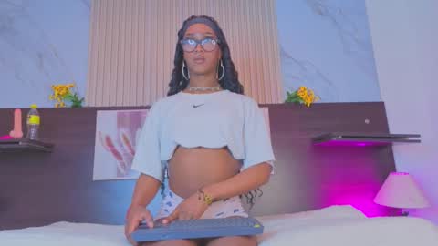 Snapshot of nahomy_james25 chatting on October 5, 10:40 pm nahomy_james25 online show from October 5, 10:40 pm