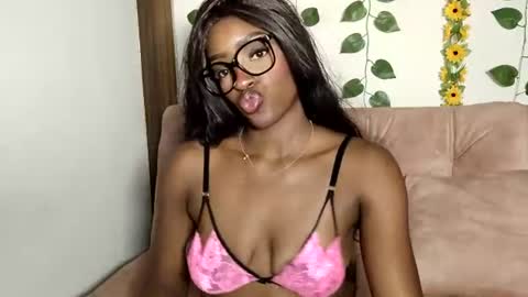 Nahomy  online show from July 8, 12:04 am