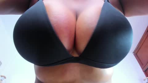 Snapshot of nahomygrey_ chatting on September 25, 8:12 pm Nahomy online show from September 25, 8:12 pm