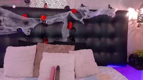 naiaramasson_ online show from October 28, 12:09 pm