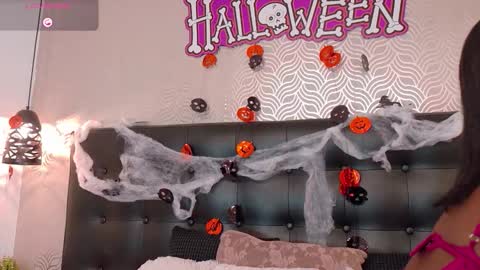 naiaramasson_ online show from October 31, 11:55 am