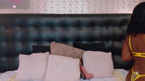 naiaramasson_ online show from January 19, 12:09 pm