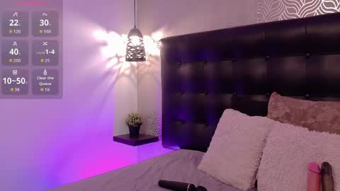 naiaramasson_ online show from April 30, 1:39 pm
