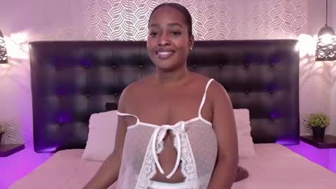 naiaramasson_ online show from May 8, 1:05 pm