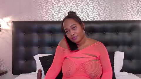 naiaramasson_ online show from June 6, 12:21 pm