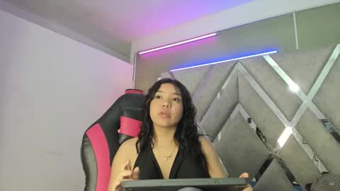 Snapshot of naileth_ chatting on December 20, 7:43 pm NAILETH online show from December 20, 7:43 pm