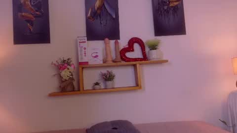 nairagold_ online show from June 14, 12:41 am