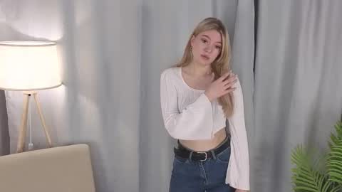 Hello im Lola online show from November 17, 3:23 am