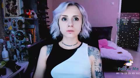 Snapshot of nanitamoore chatting on December 4, 8:17 pm Monday-Friday 12-4 AM and 6-9 AM New York time online show from December 4, 8:17 pm