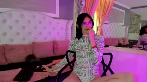 Snapshot of naomi_cooper__ chatting on October 3, 1:41 pm naomi online show from October 3, 1:41 pm