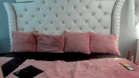 Snapshot of naomi_cooper__ chatting on October 13, 1:44 pm naomi online show from October 13, 1:44 pm