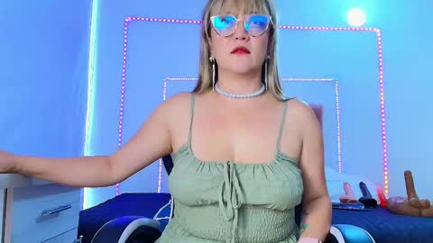 Snapshot of naomi_diamond_ chatting on May 21, 11:28 am Naomi online show from May 21, 11:28 am