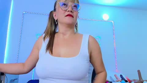 Snapshot of naomi_diamond_ chatting on May 30, 11:18 am Naomi online show from May 30, 11:18 am