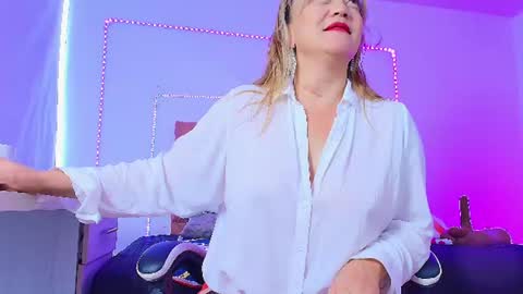 Snapshot of naomi_diamond_ chatting on June 16, 11:24 am Naomi online show from June 16, 11:24 am