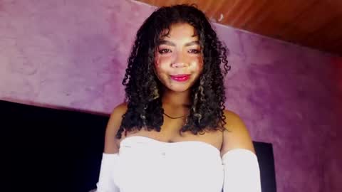 Snapshot of naomi_rider77 chatting on June 22, 8:33 am mara Jos online show from June 22, 8:33 am