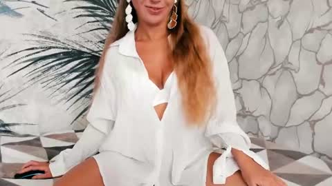Snapshot of naomimelone chatting on June 17, 4:26 am Naomi online show from June 17, 4:26 am