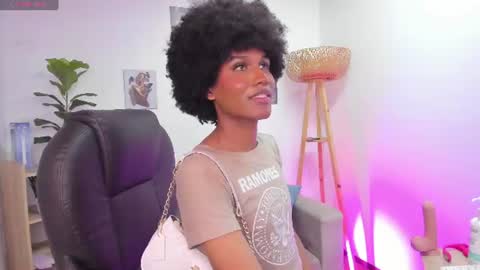 Snapshot of naomisaenz_ chatting on June 18, 9:19 pm N A O M I online show from June 18, 9:19 pm
