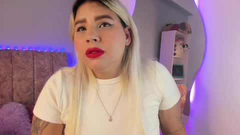 Snapshot of naomisanz_ chatting on May 19, 5:36 am Laura online show from May 19, 5:36 am