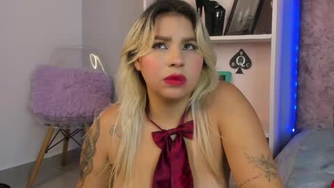 Snapshot of naomisanz_ chatting on June 1, 6:59 am Laura online show from June 1, 6:59 am