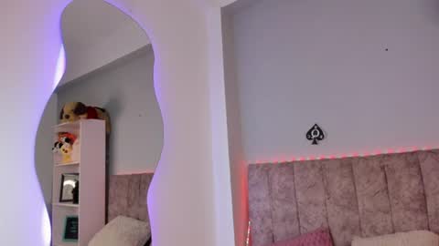 Snapshot of naomisanz_ chatting on June 16, 6:27 am Laura online show from June 16, 6:27 am