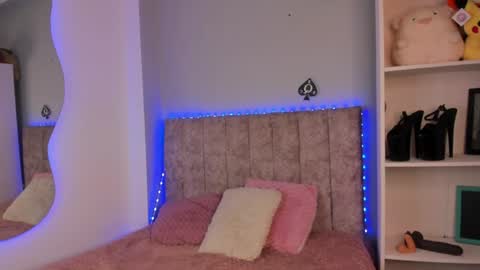 Snapshot of naomisanz_ chatting on June 17, 3:02 pm Laura online show from June 17, 3:02 pm