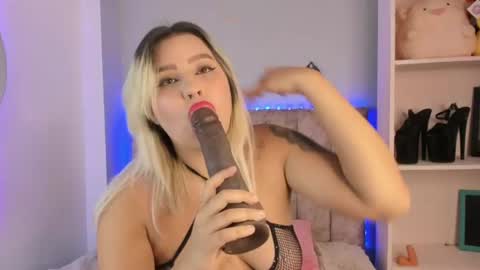 Snapshot of naomisanz_ chatting on June 26, 11:03 am Laura online show from June 26, 11:03 am