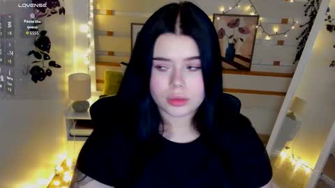 Snapshot of naomivibes chatting on February 19, 9:22 pm Naomi online show from February 19, 9:22 pm