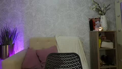 Naomi     online show from May 23, 10:47 pm