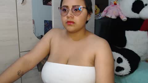 Snapshot of naomylux1 chatting on December 19, 3:02 am naomylux1 online show from December 19, 3:02 am