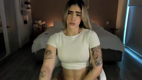 Snapshot of nataly_05 chatting on May 2, 10:15 pm anatalybee online show from May 2, 10:15 pm