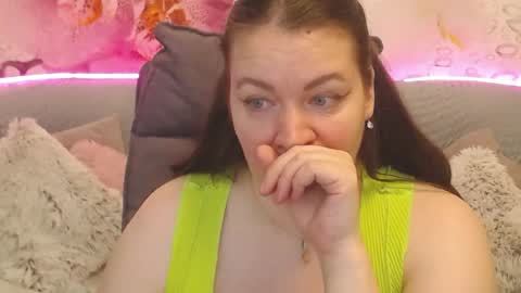 Snapshot of nataly_cute1 chatting on June 24, 7:13 pm Nataly online show from June 24, 7:13 pm